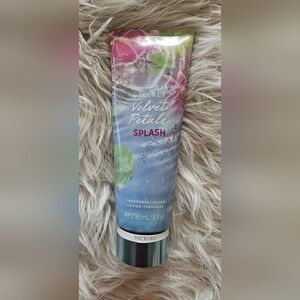 VICTORIA'S SECRET VELVET PETALS SPLASH LOTION